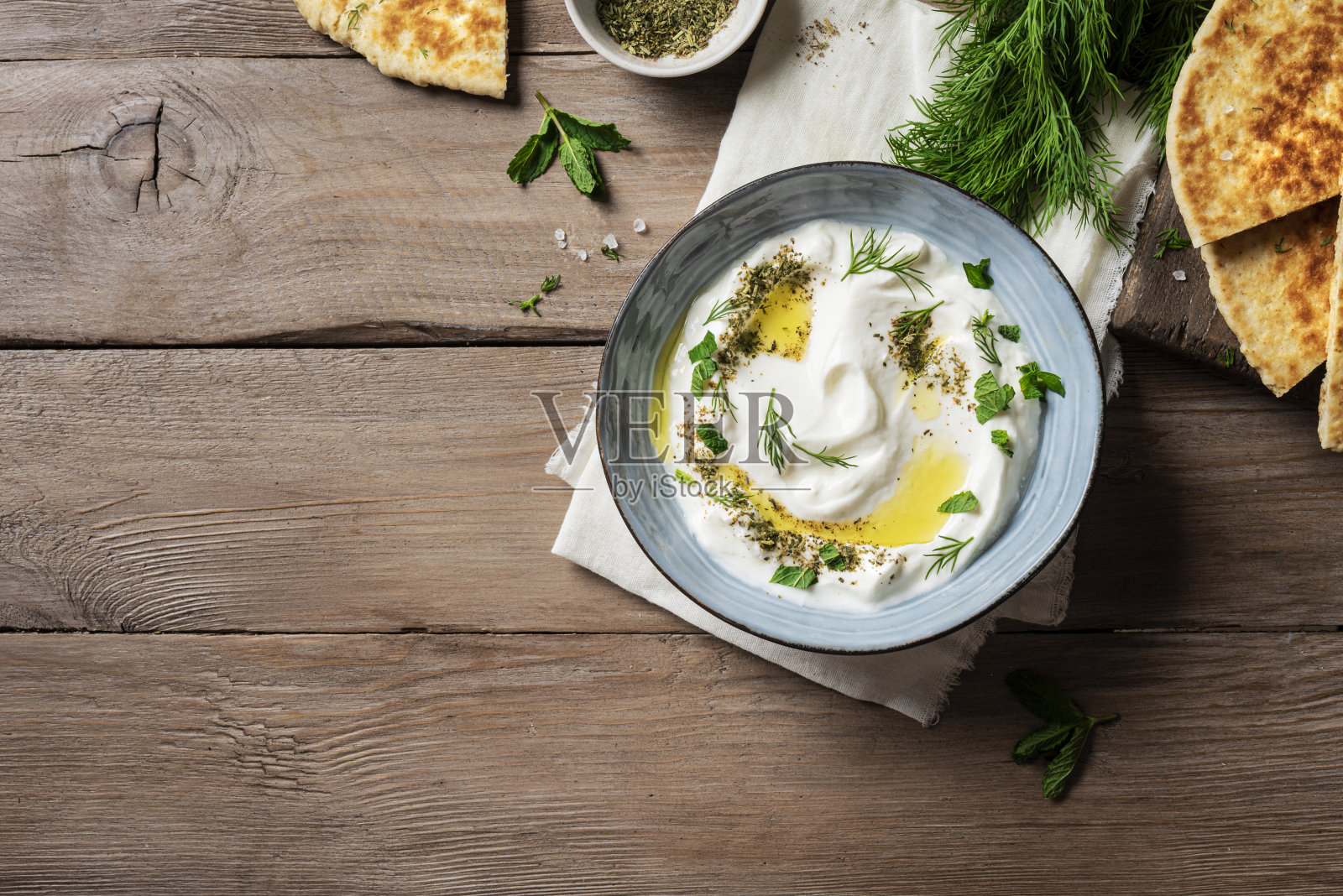 Labneh酸奶奶油芝士蘸皮塔饼照片摄影图片