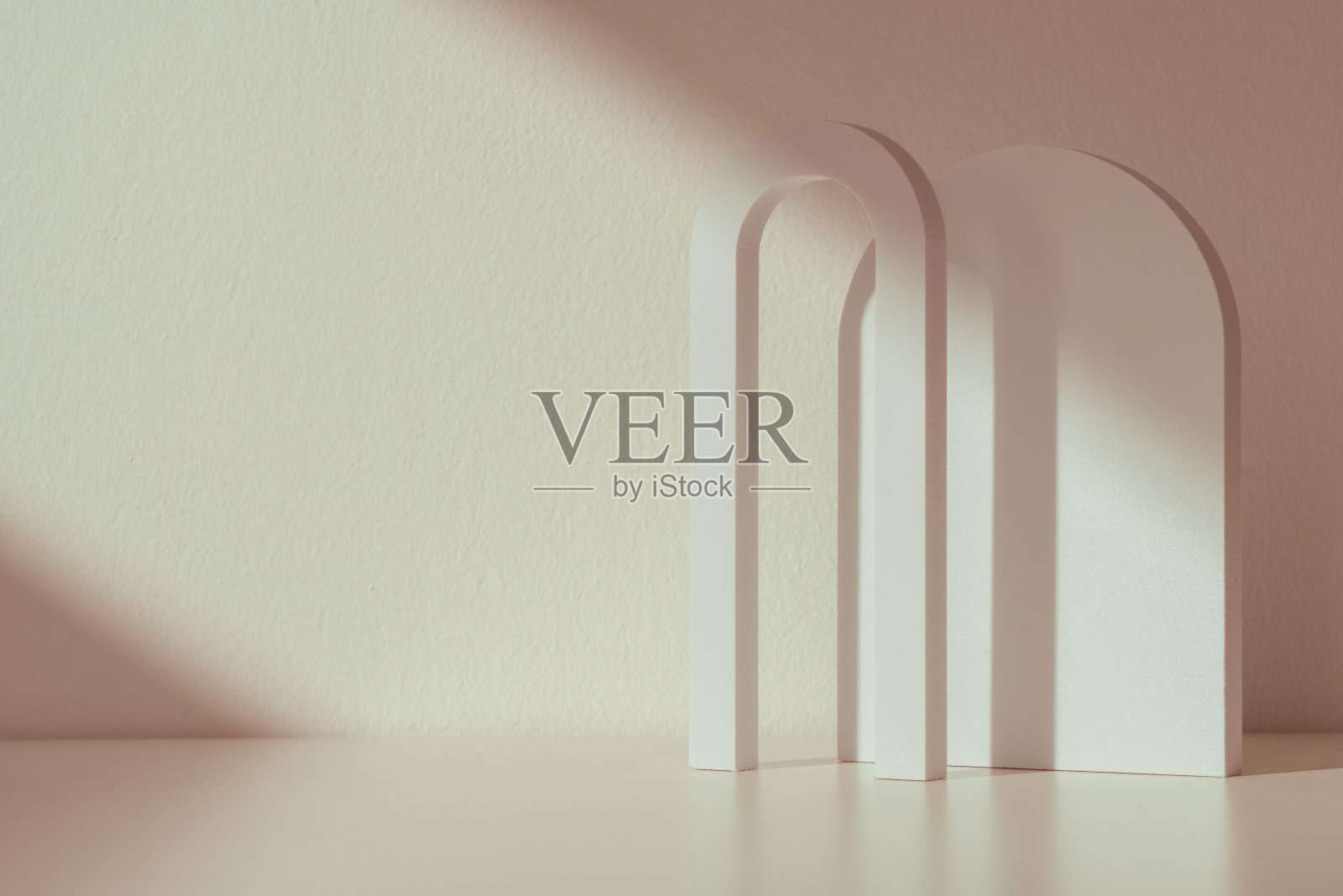 工作室米色背景下的装饰性讲台照片摄影图片