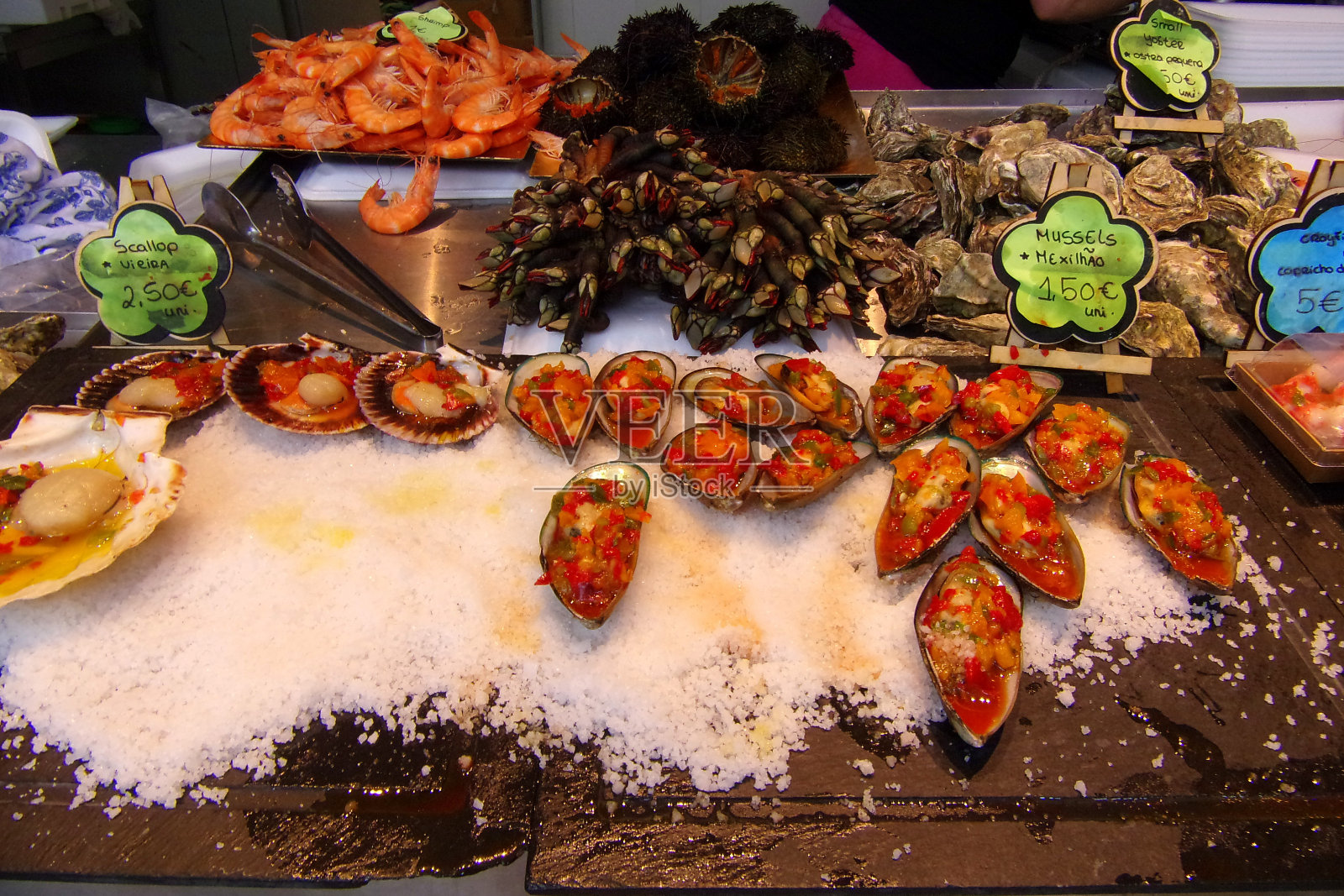 鱼市场摊位上的展示照片摄影图片