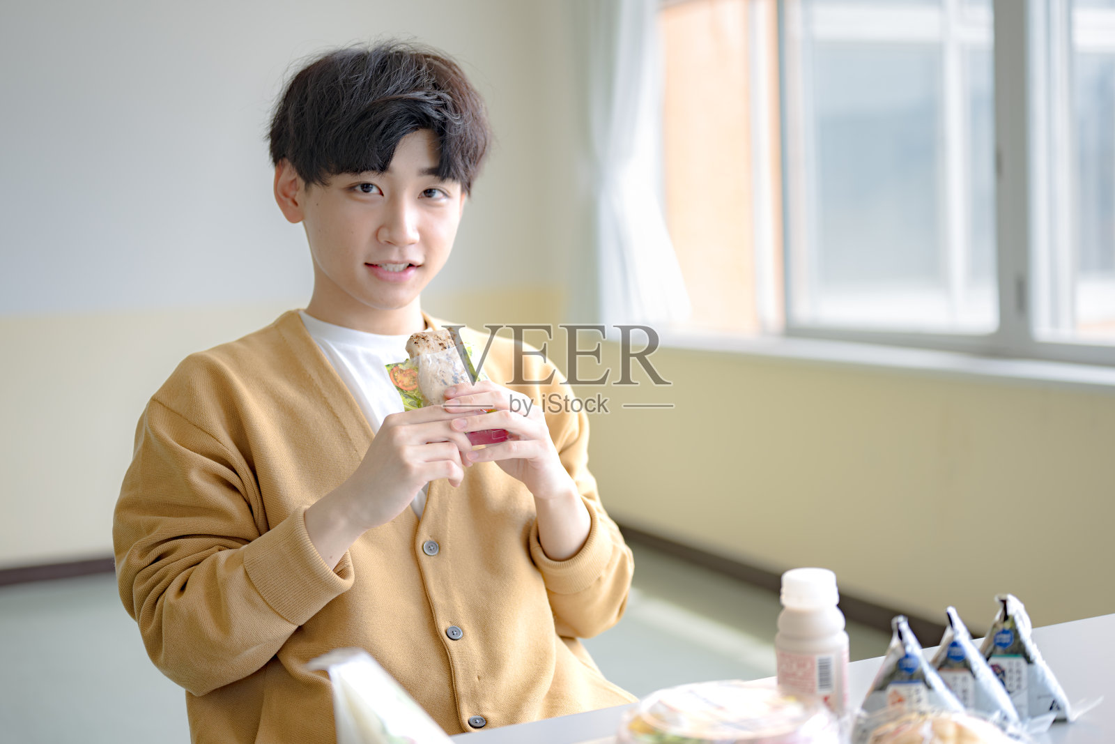 男人吃一种食物照片摄影图片