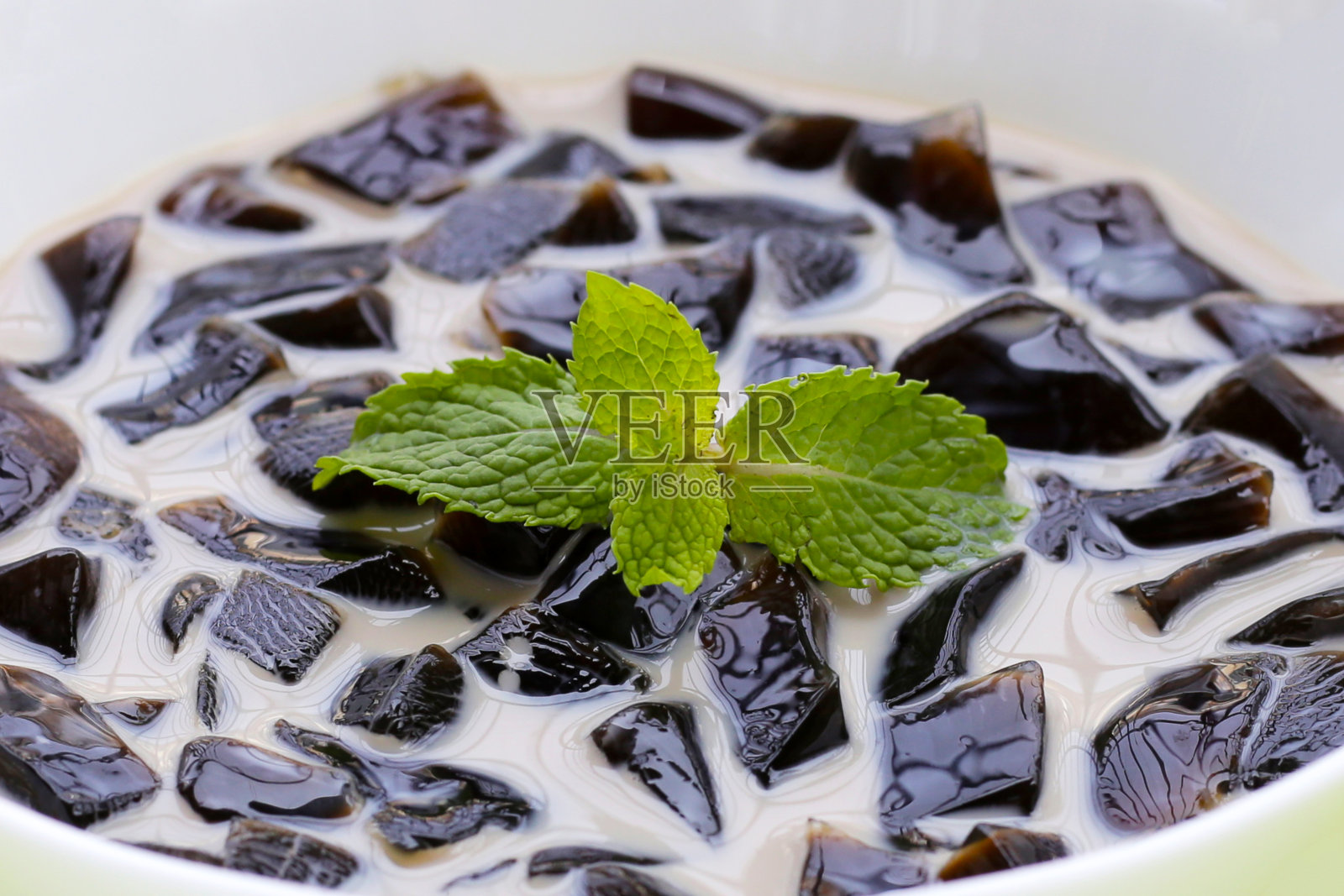 牛奶草果冻，草本甜点。Mesona对照片摄影图片