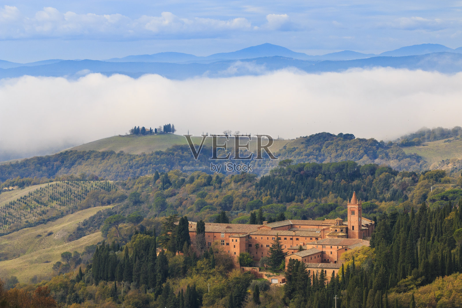 意大利。托斯卡纳，锡耶纳省，阿西萨诺，山城，克里特岛塞内西的中心，在奥姆布隆河和科普拉激流之间，蒙特奥利韦托马焦雷修道院，本笃会修道院。照片摄影图片