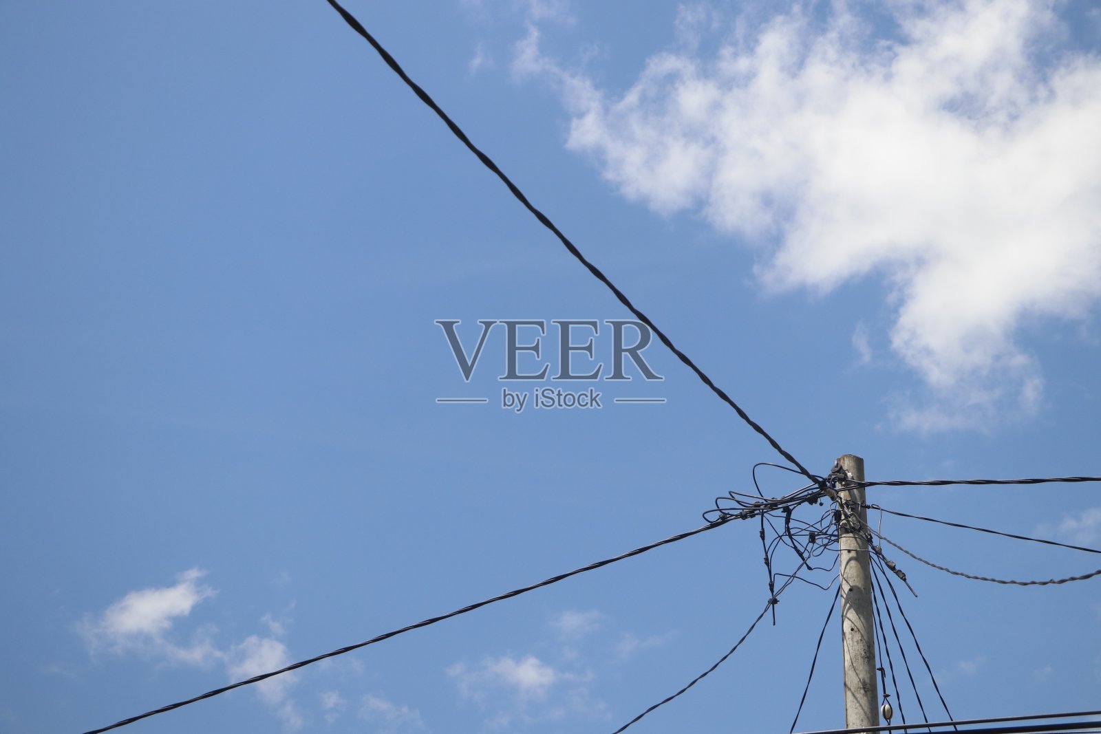 低角度看电线对着天空照片摄影图片