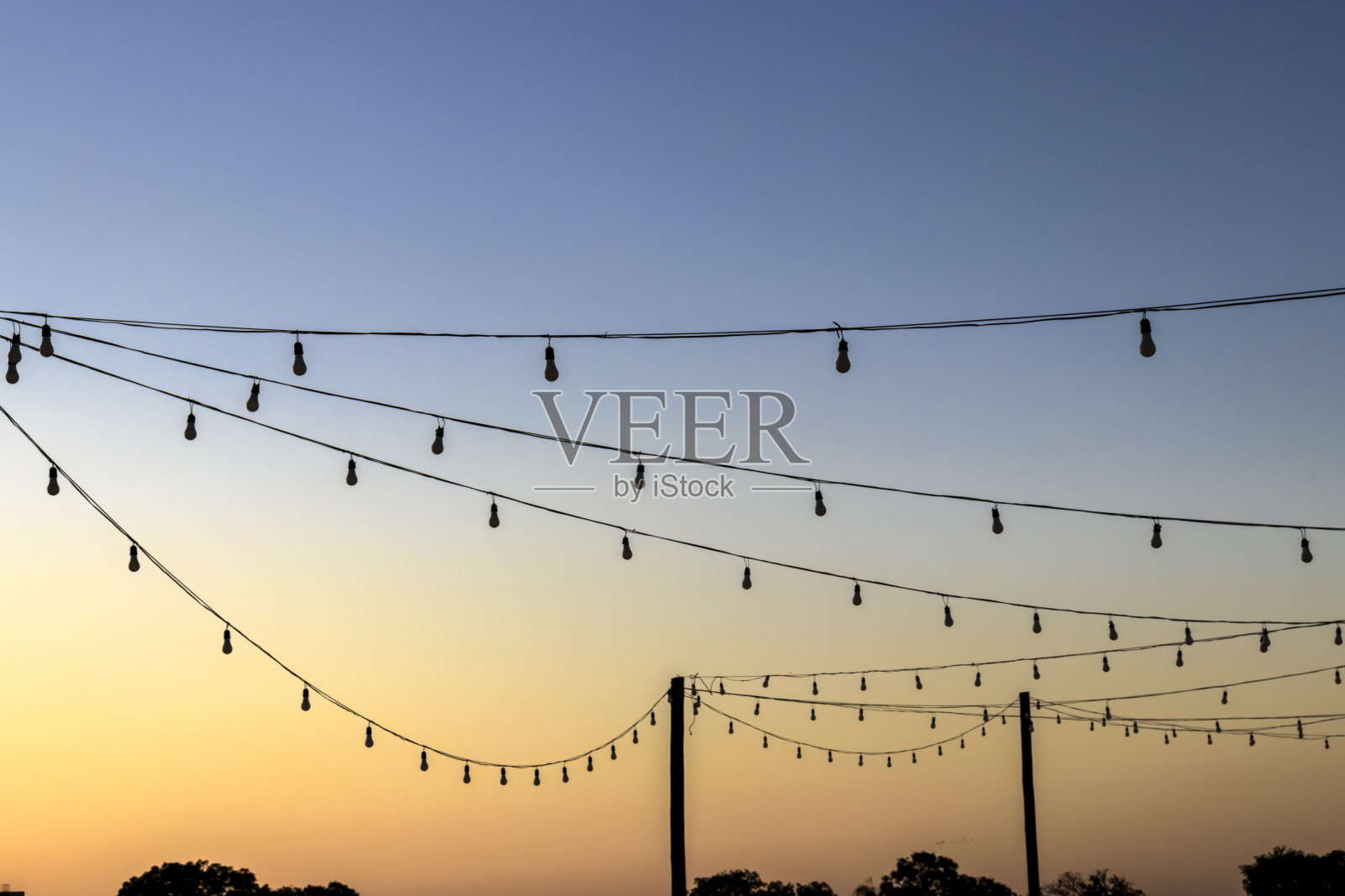 一排排灯泡的剪影照片摄影图片