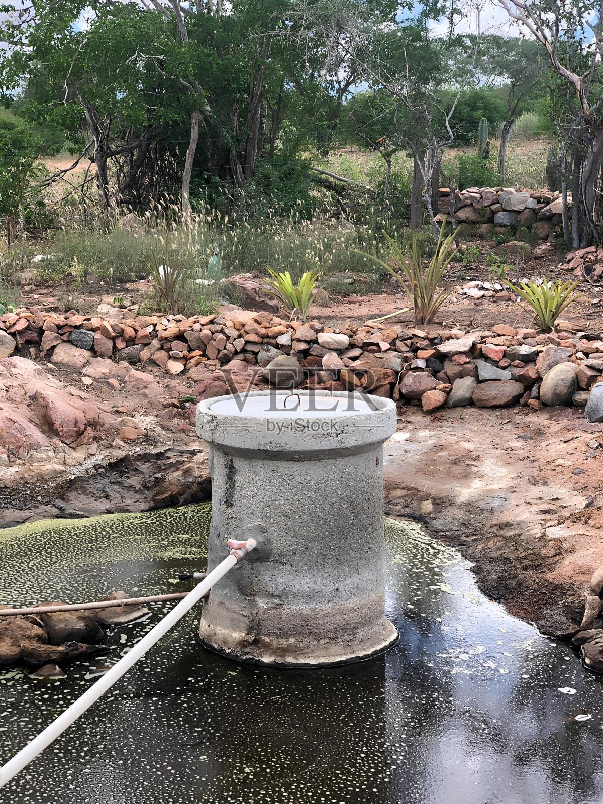 混凝土马尼拉在天然泉水和水在巴西半干旱地区照片摄影图片