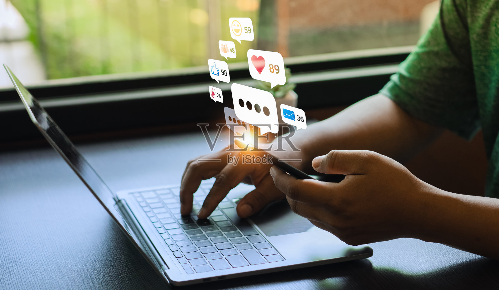 年轻人使用智能手机，屏幕上显示多个社交媒体通知，从事数字通信和社交网络，繁忙的生活方式与技术互动照片摄影图片