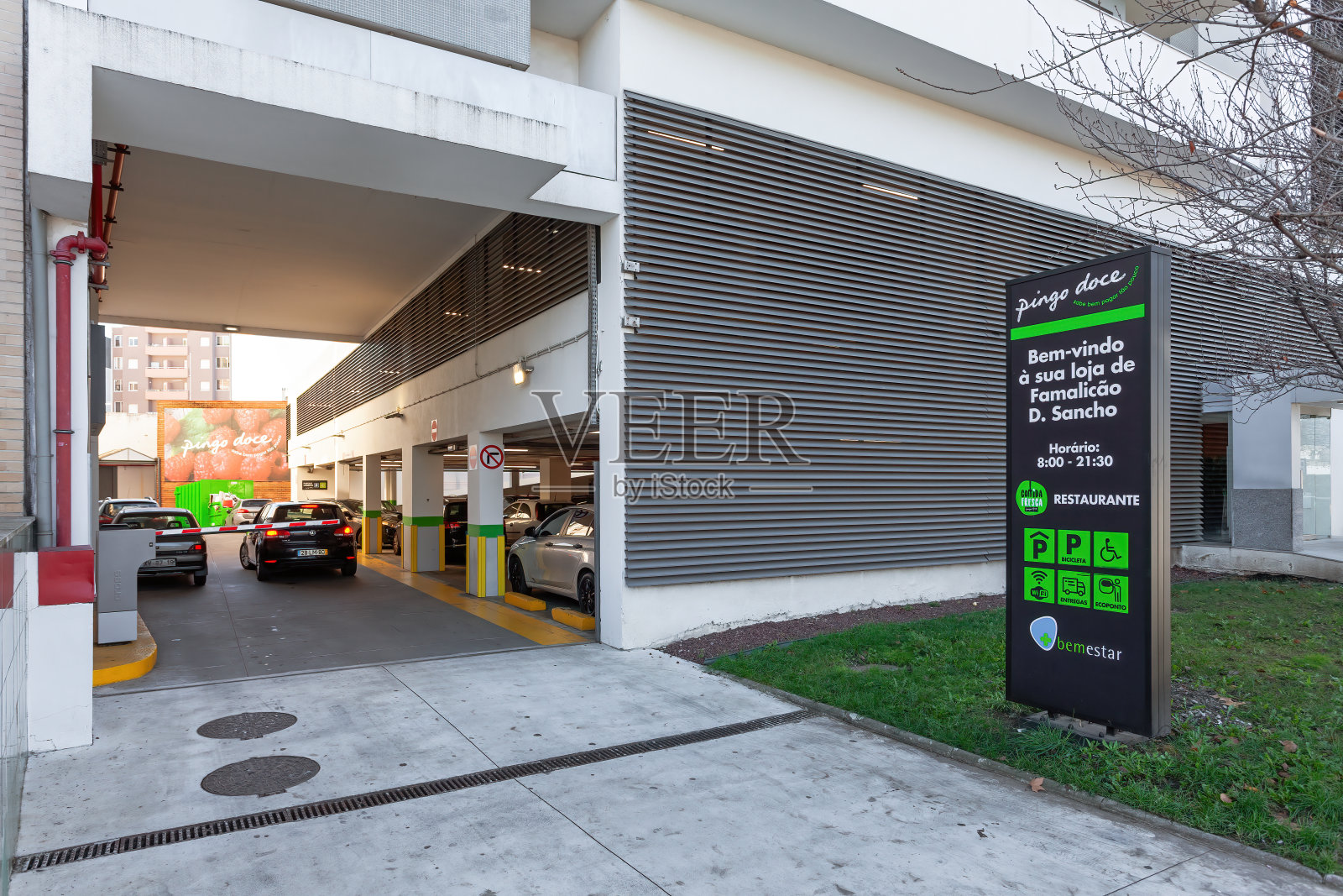 Pingo Doce超市停车场入口。带有品牌标志、标志或符号的招牌。来自Jeronimo Martins的大型葡萄牙连锁超市照片摄影图片