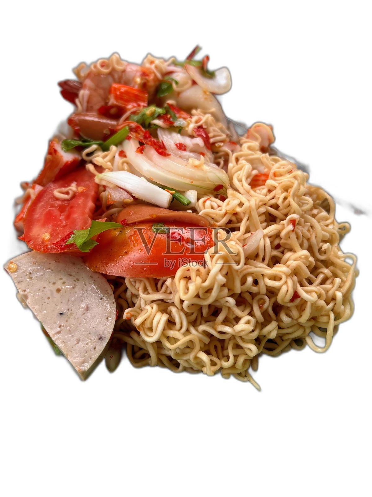 白色的盘子里有一盘面条和蔬菜。照片摄影图片