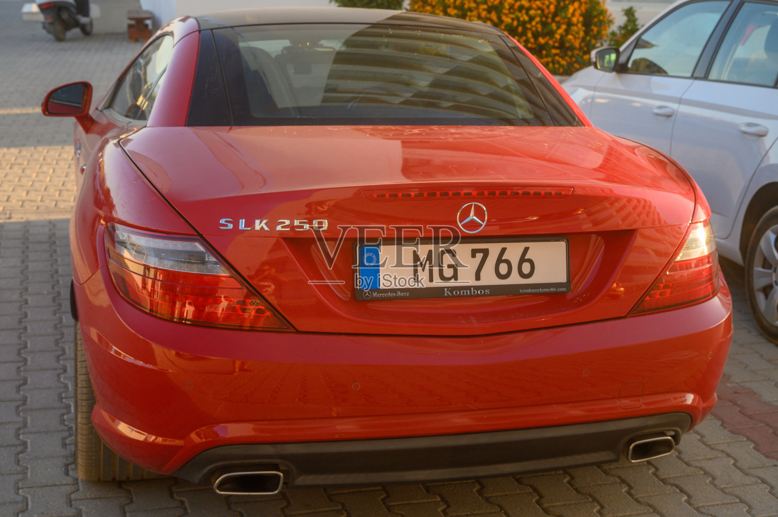 Gaziveren塞浦路斯06.29.2024红色奔驰SLK 250后视图3照片摄影图片