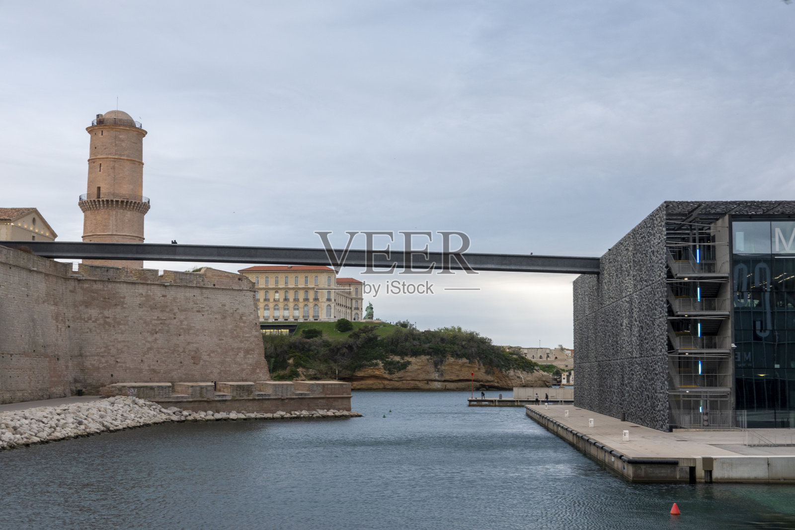 连接法国马赛圣让堡和博物馆的人行桥。照片摄影图片