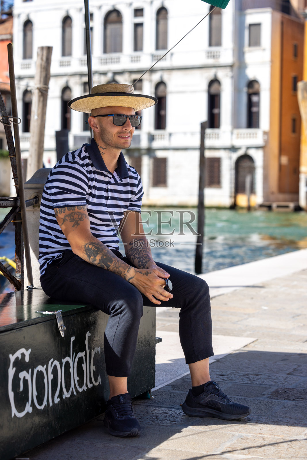 威尼斯的贡多拉船长照片摄影图片