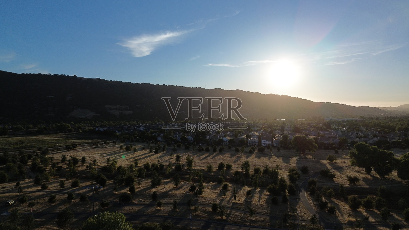 美丽的公园，背后有阳光和山脊照片摄影图片