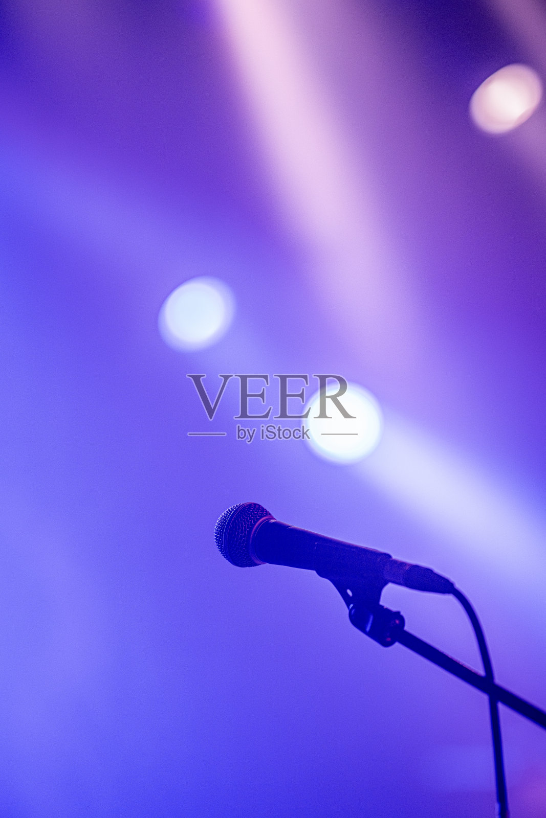 舞台上有麦克风，背景有雾和灯光照片摄影图片