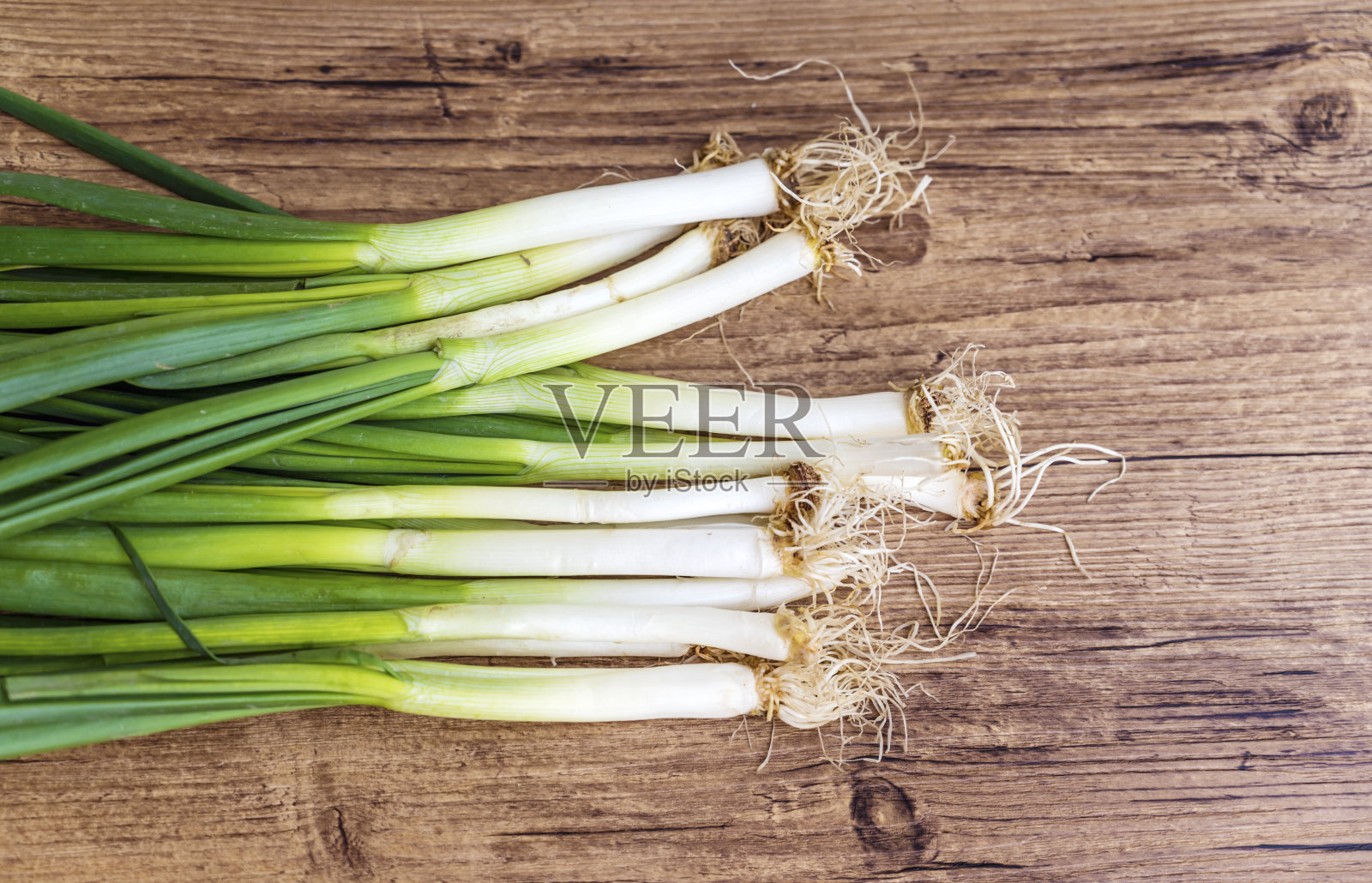 木背景上的葱照片摄影图片