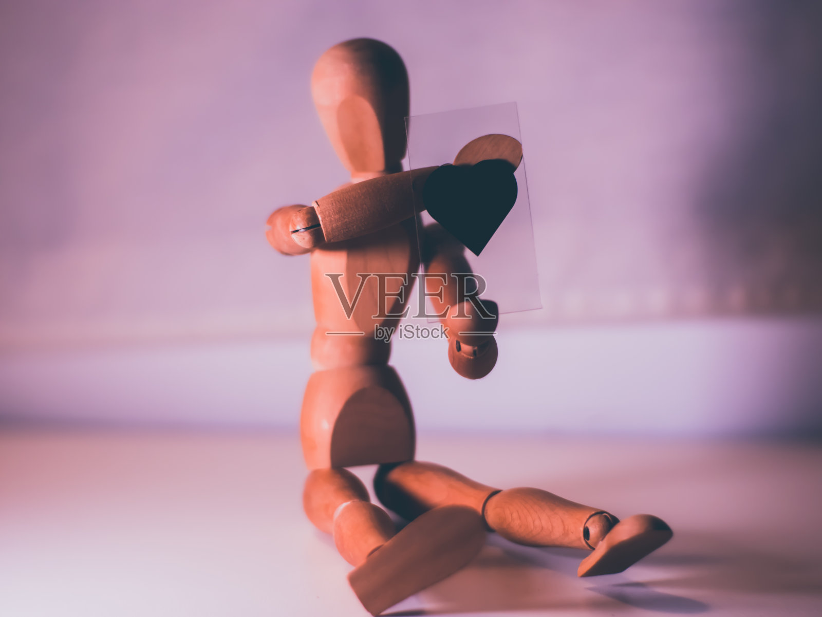 有心脏的铰接木制假人照片摄影图片