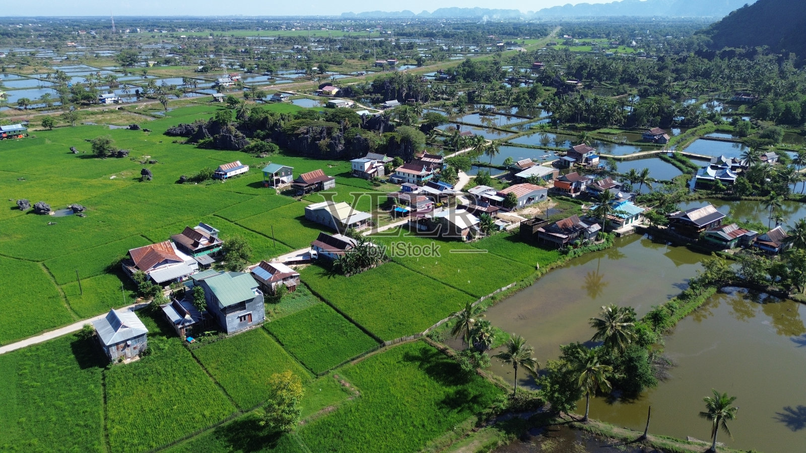 鸟瞰图喀斯特村位于Rammang-rammang，马洛斯摄政，南苏拉威西照片摄影图片