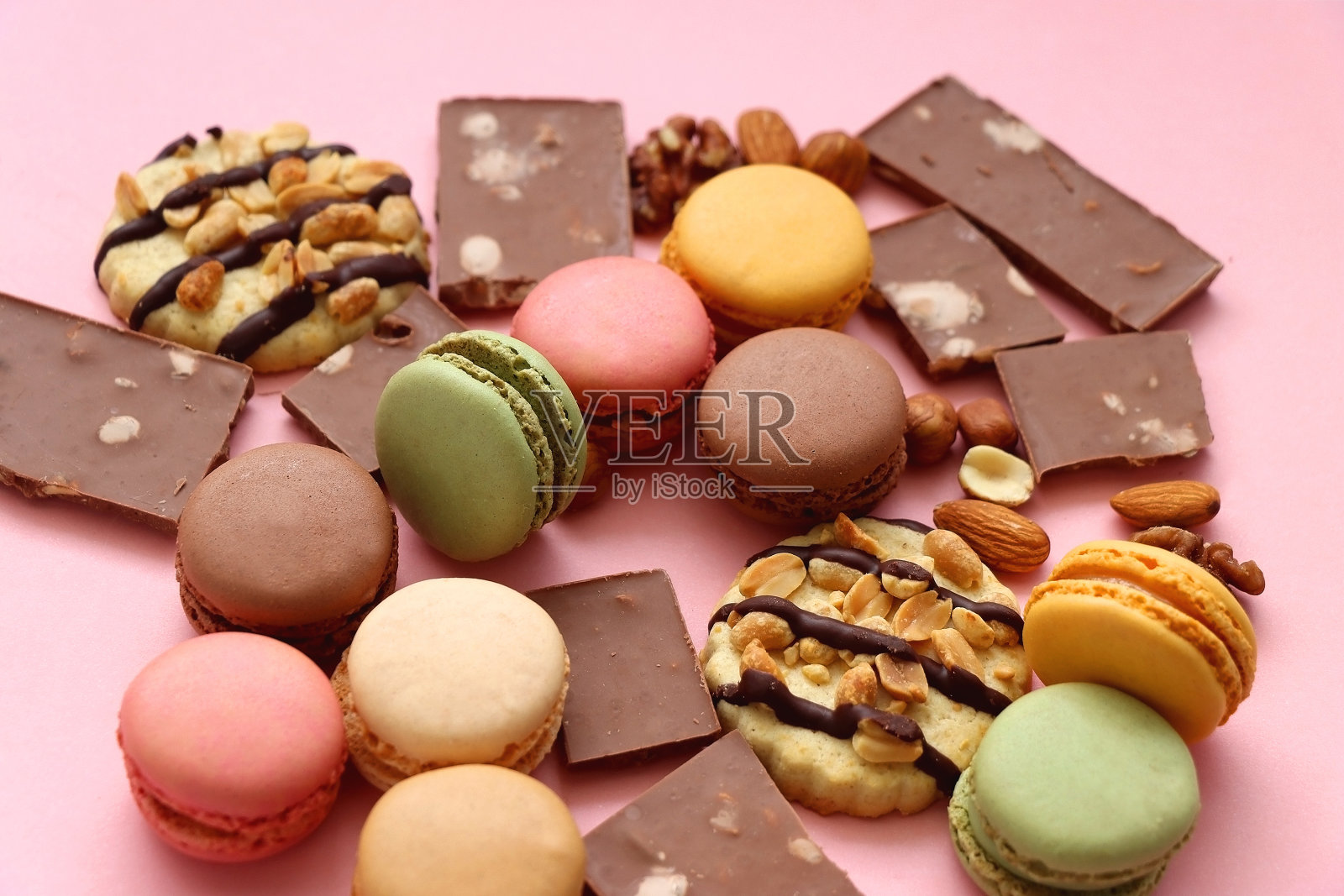 粉红色背景上的糖果照片摄影图片