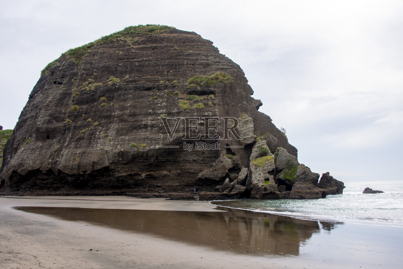 Piha海滩上的Taitamo岩石照片摄影图片