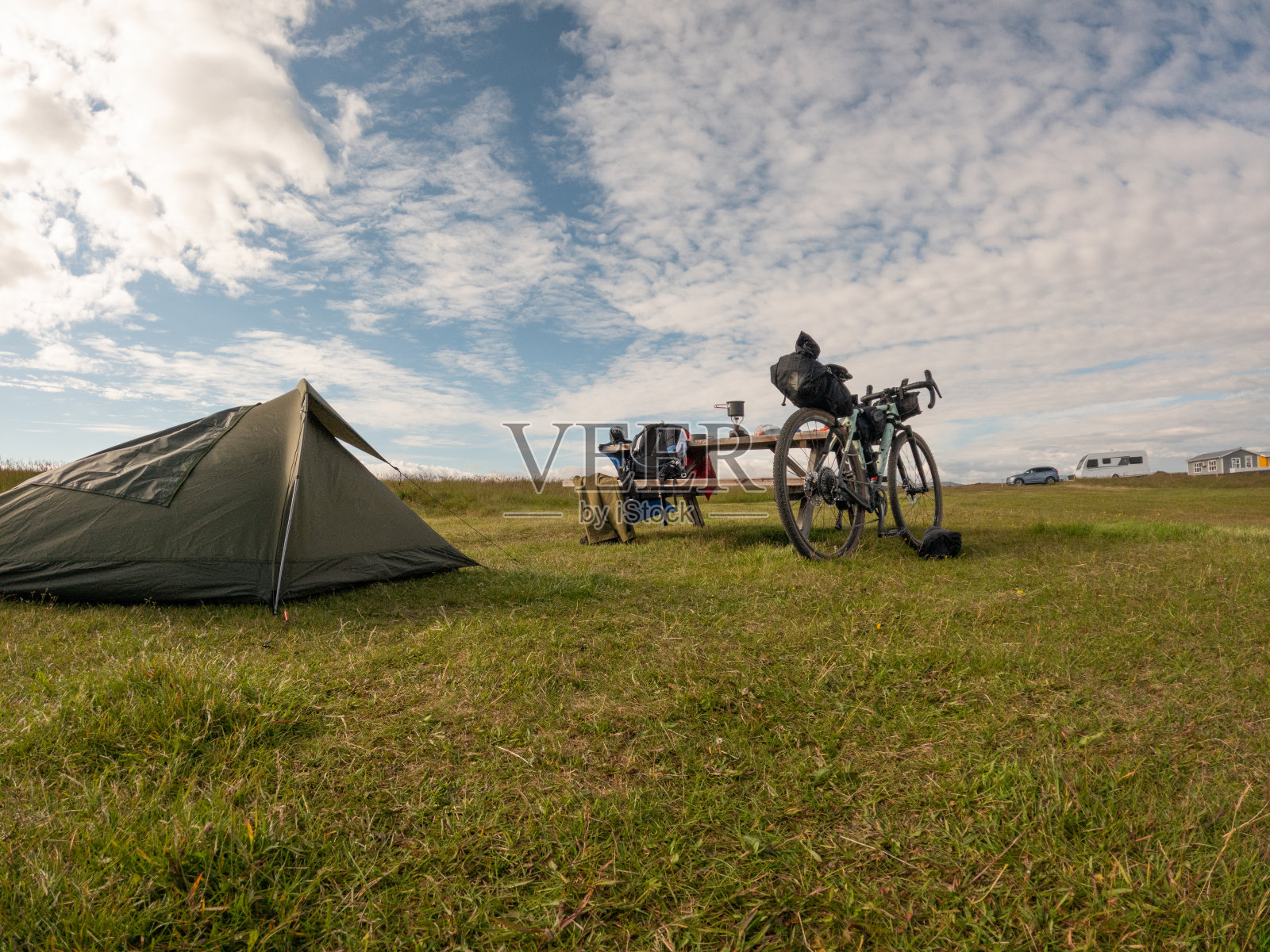 骑车人的营地设置照片摄影图片