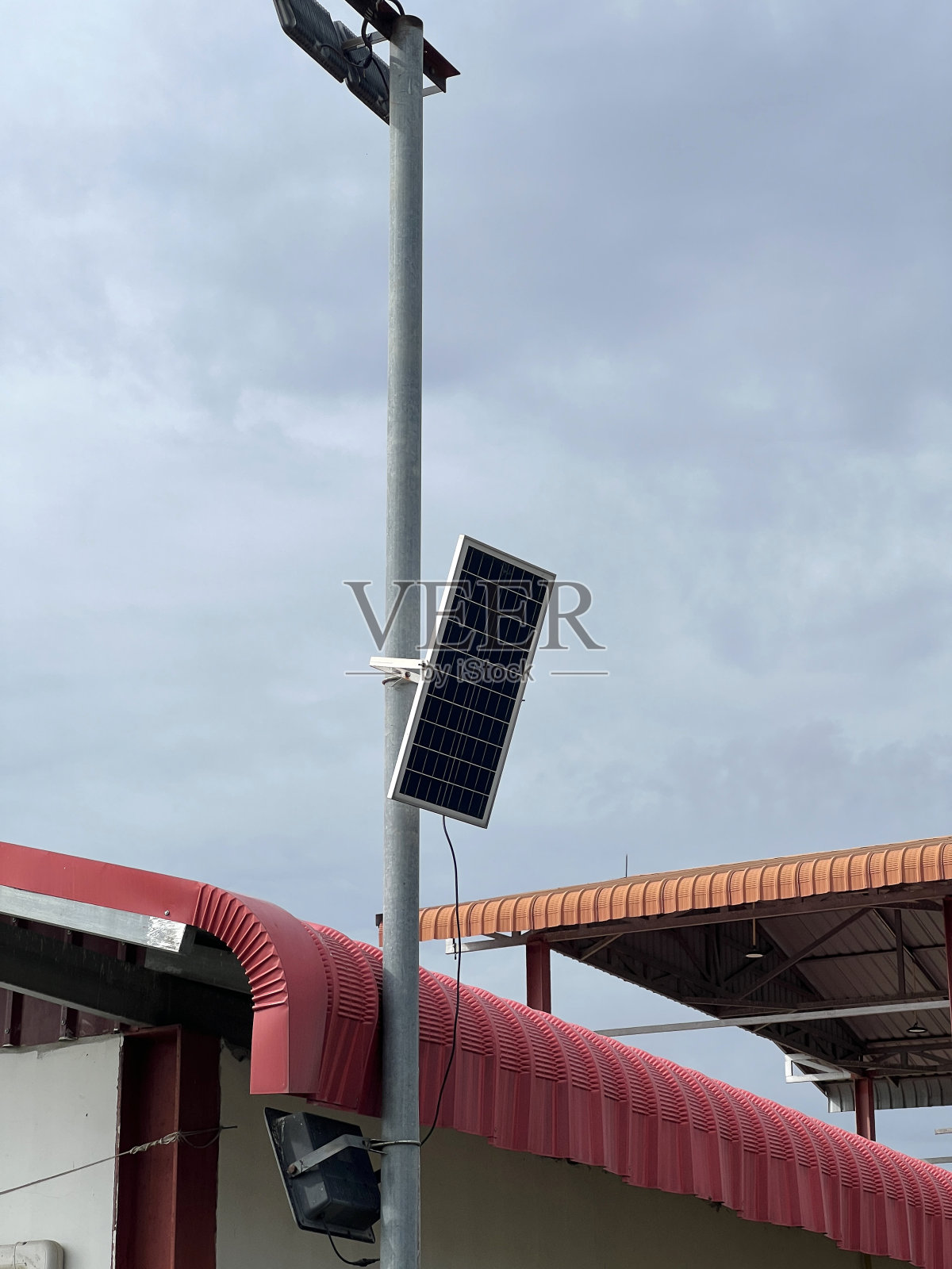 太阳能电池在铁杆上照片摄影图片