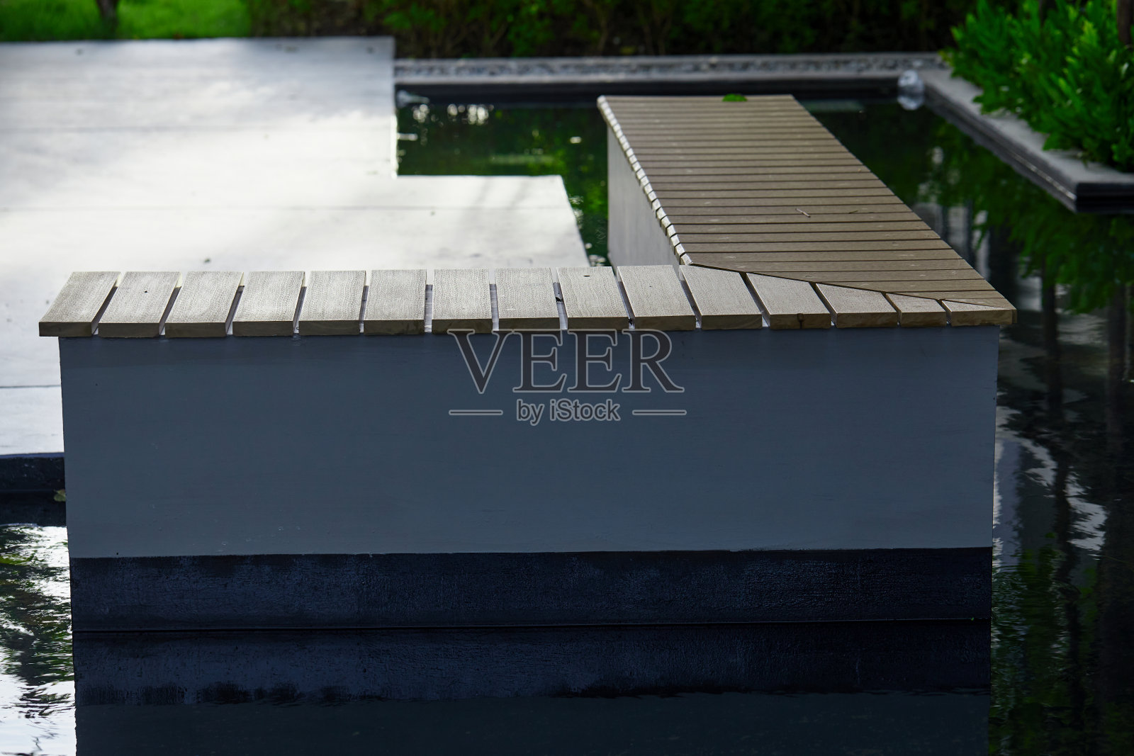 花园里的木凳照片摄影图片