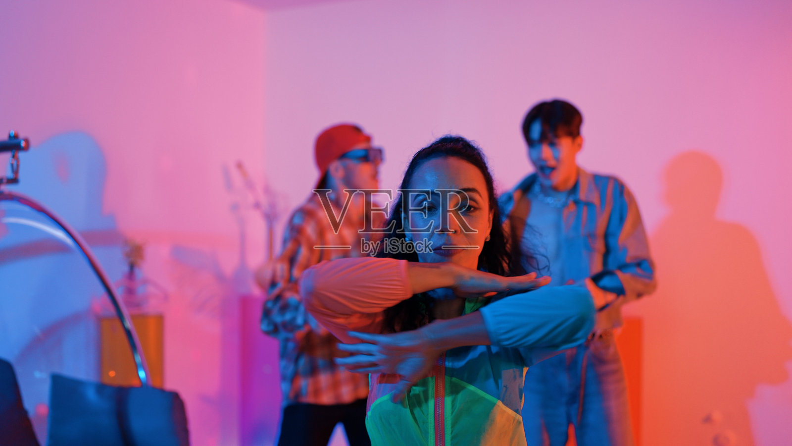 快乐的舞者看着镜头，而聪明的女人在韵律中移动。盛宴。照片摄影图片