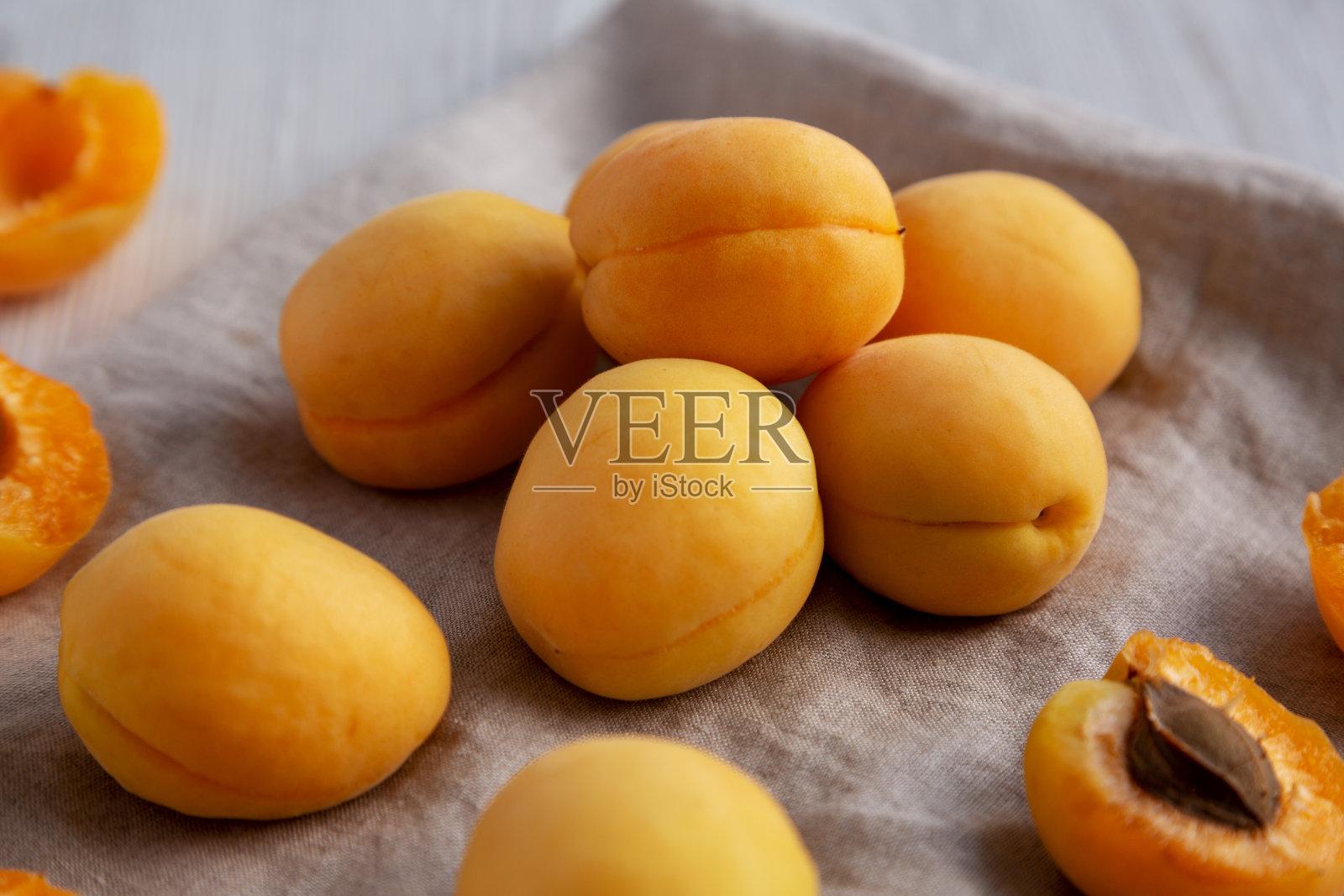 生白杏天使在一个白色的木制表面，侧面视图。照片摄影图片