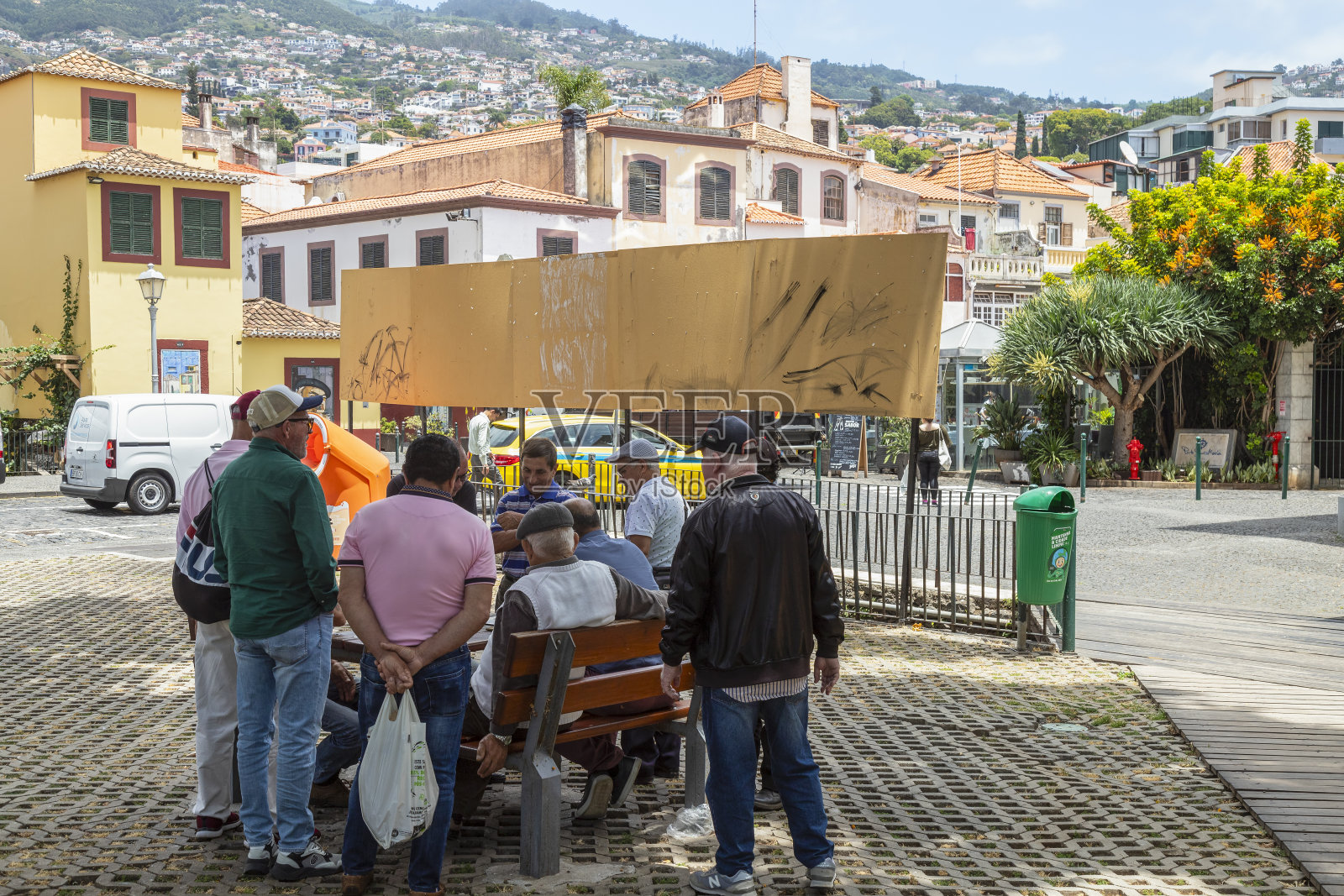 马德拉群岛丰沙尔,老人在广场上玩棋盘游戏。照片摄影图片