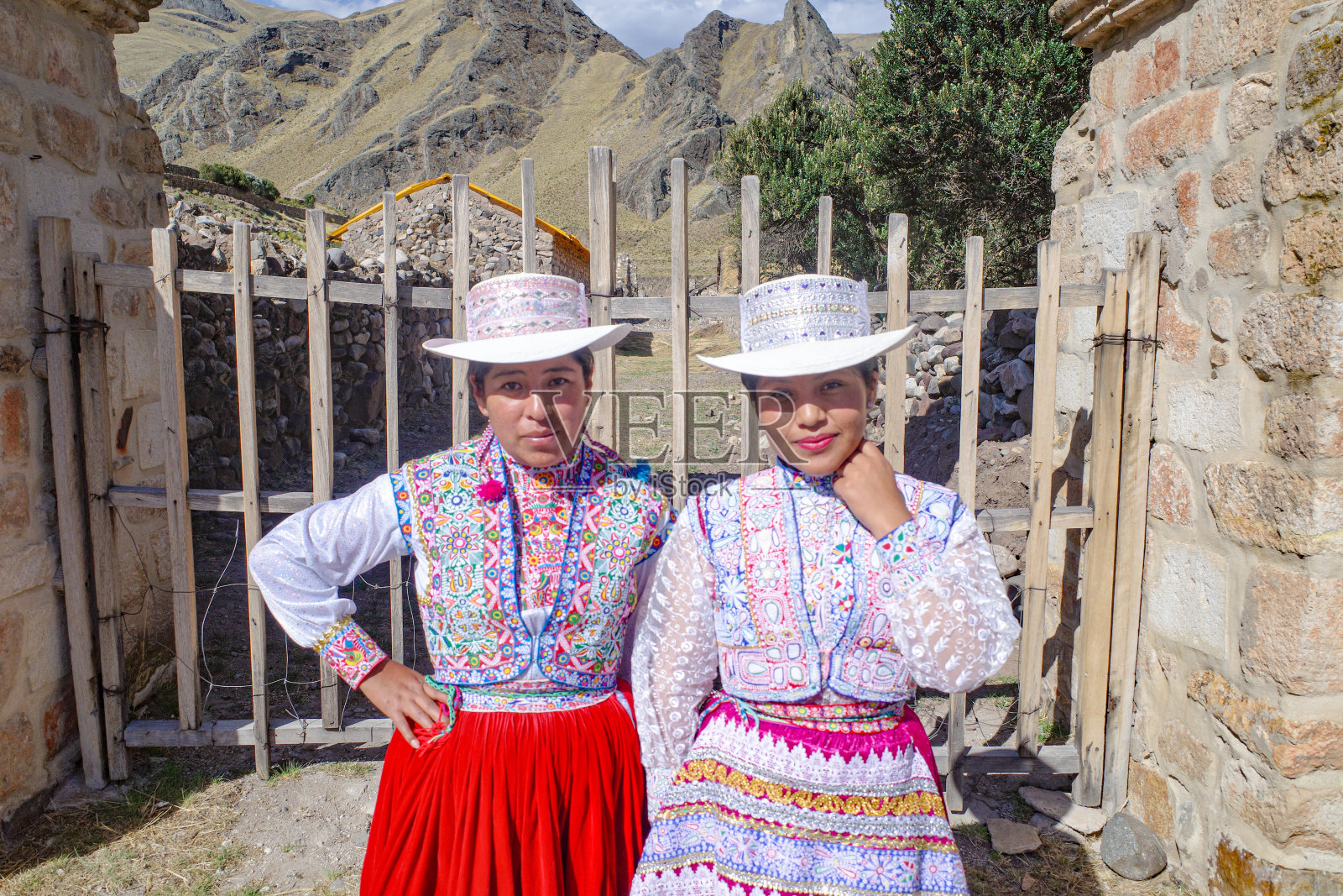 阿雷基帕省科尔卡山谷的西巴约村,女孩们身着传统服饰照片摄影图片