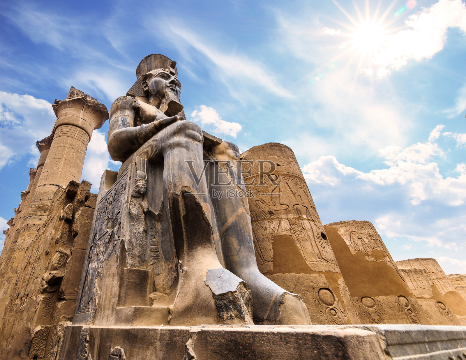 埃及卢克索神庙拉美西斯二世的巨型雕像照片摄影图片