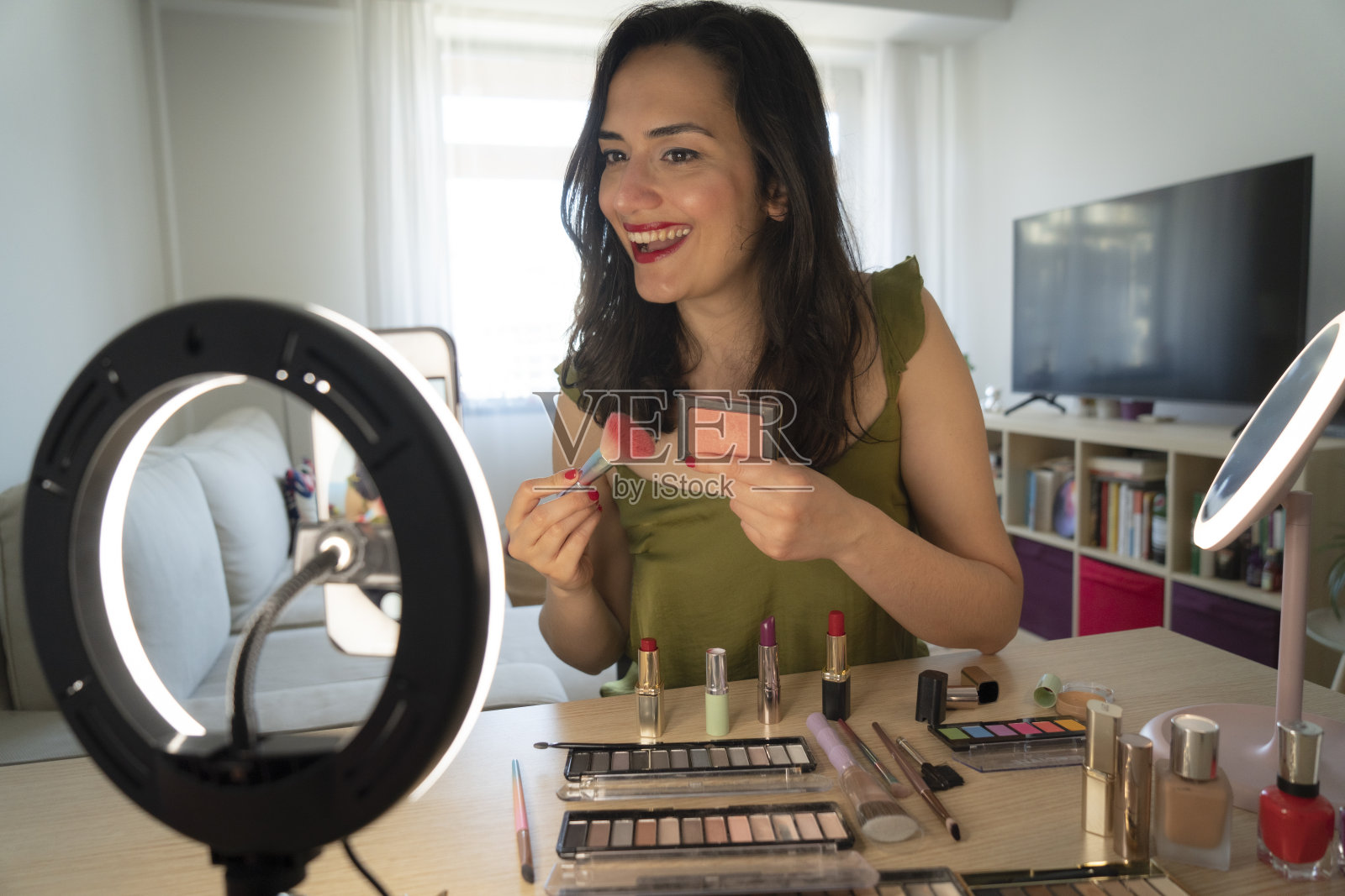 女人在视频中谈论化妆照片摄影图片