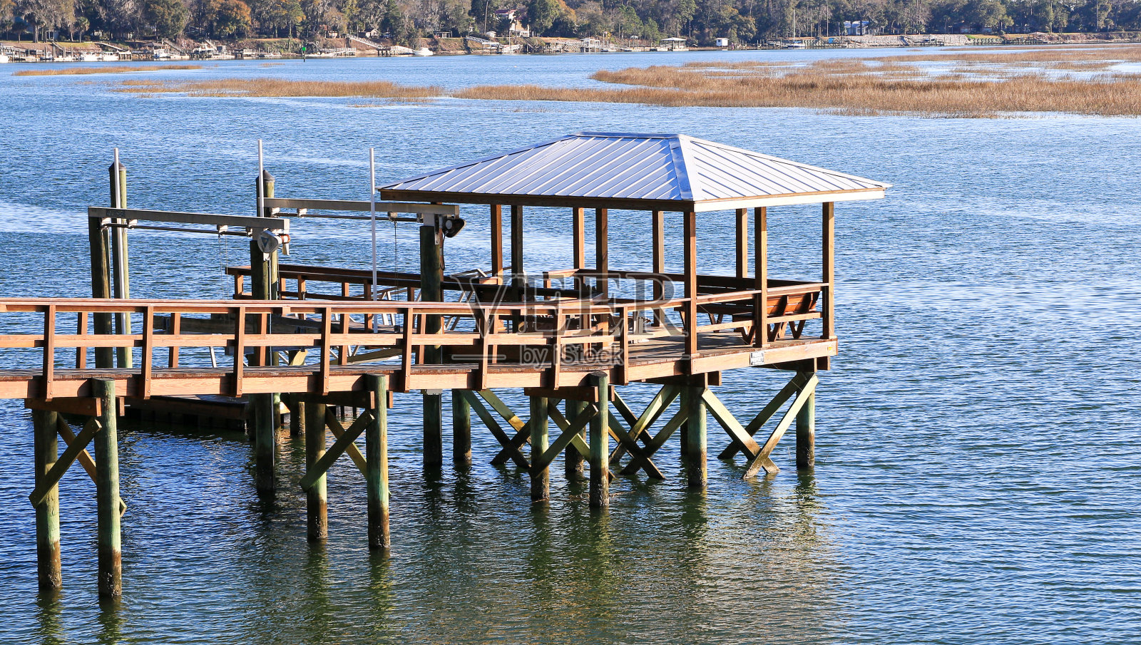 南卡罗来纳州布拉夫顿的一个木制码头延伸到平静的水面上照片摄影图片