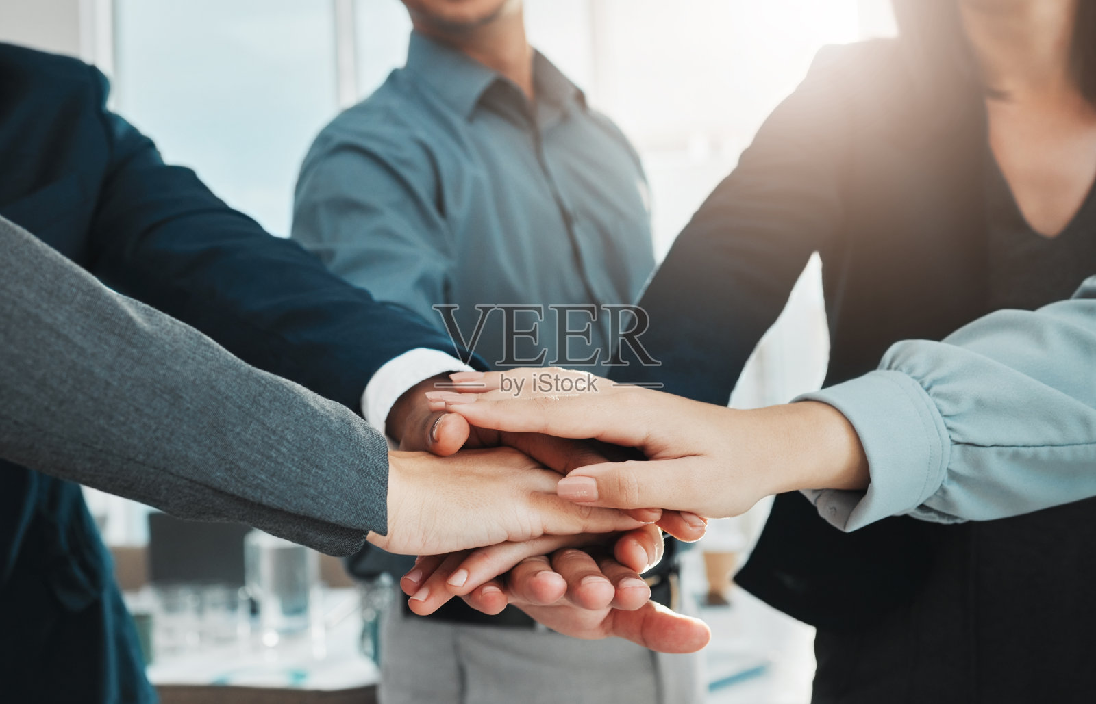 合作，伙伴关系和业务人员的手，以支持愿景，发展和培训的办公室。团队建设，团队和人手团结的动力，使命和公司的启动目标照片摄影图片