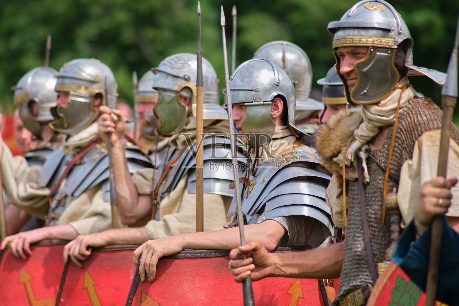 罗马第一军团的士兵在弹药和盾牌中站成一排,历史再现照片摄影图片