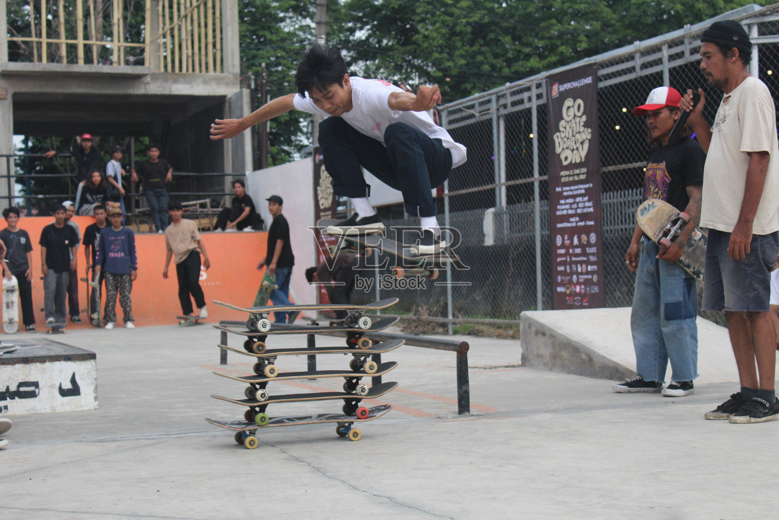 滑板日照片摄影图片