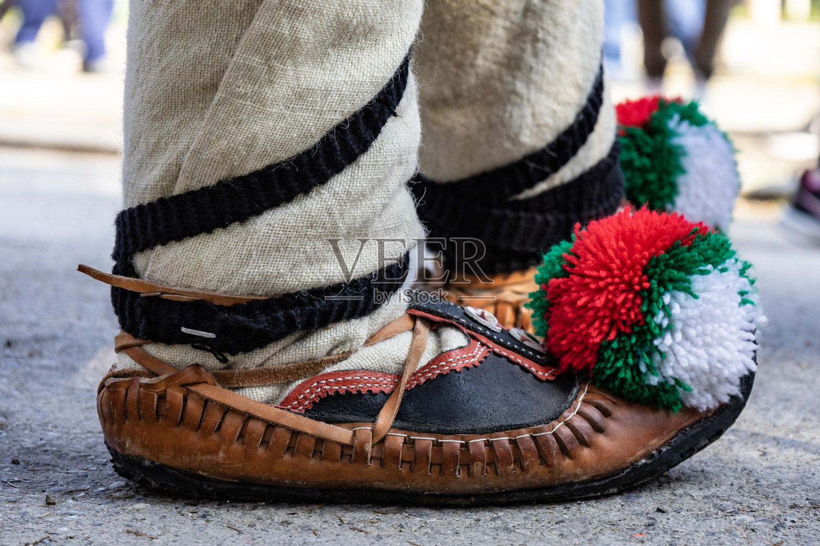 传统的保加利亚皮鞋——Tsarvuli照片摄影图片