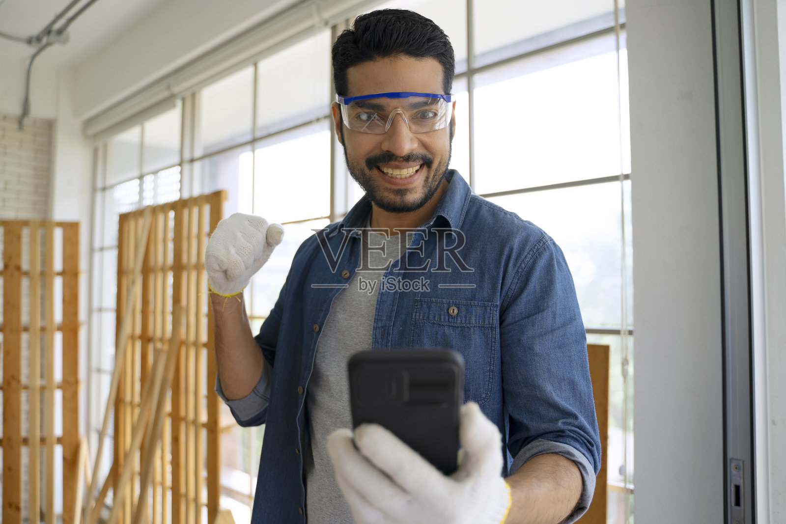 木匠在木工房工作照片摄影图片