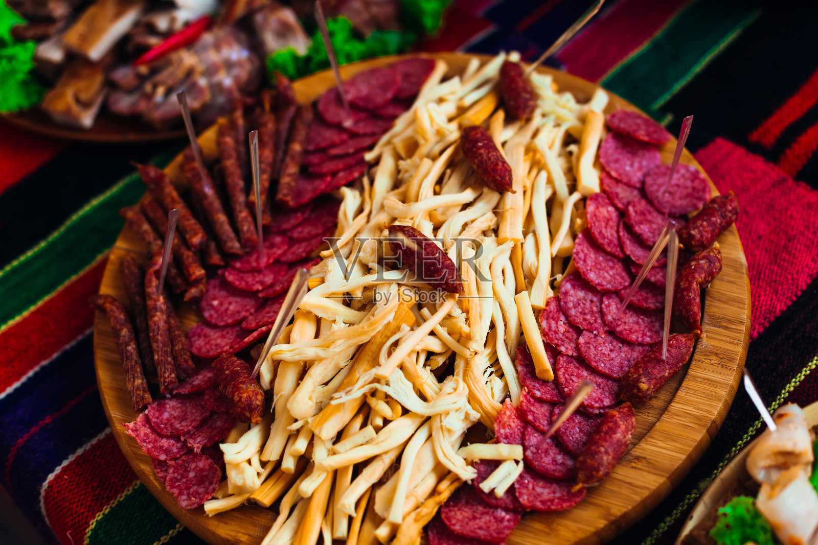 装有香肠、奶酪和意大利腊肠的圆形木盘。棉。cl照片摄影图片