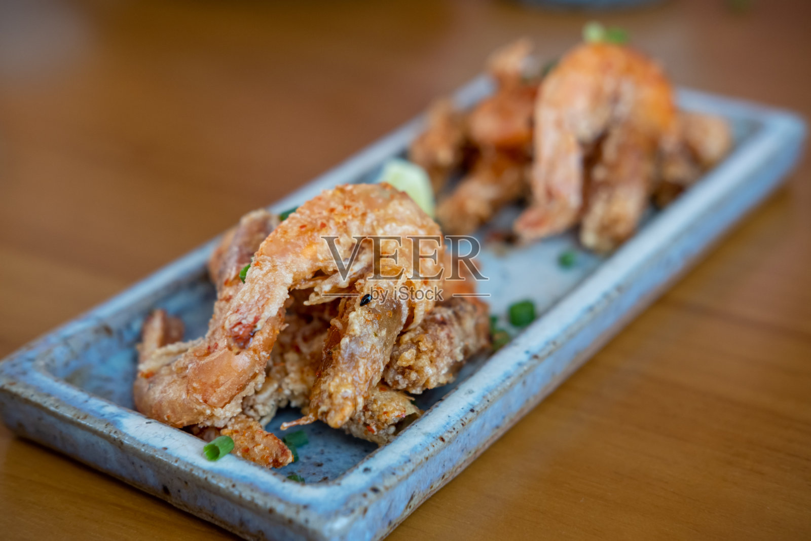 盛在盘子里的炸虾照片摄影图片