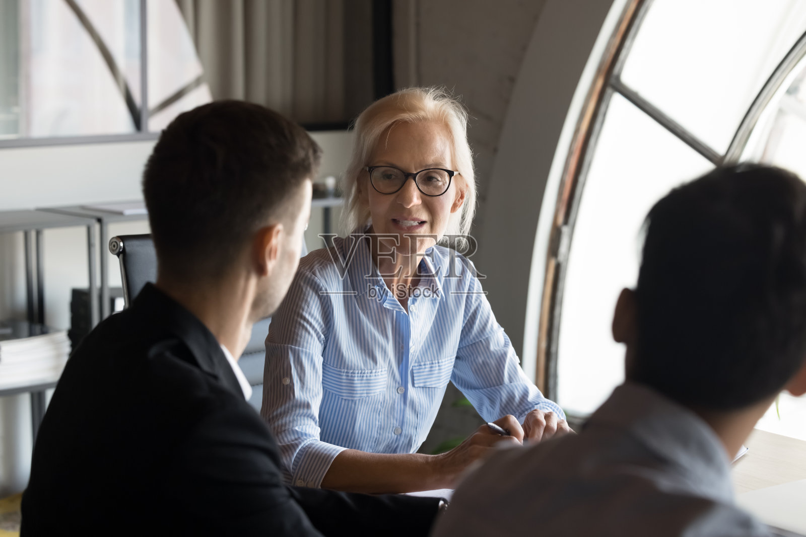 忙碌的高级商务专业女性与同事交谈照片摄影图片