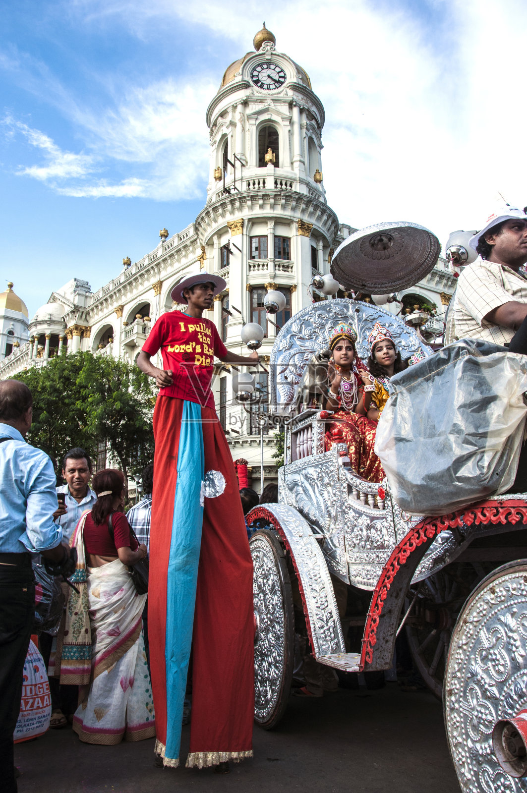 人们穿奇装异服来庆祝节日。照片摄影图片