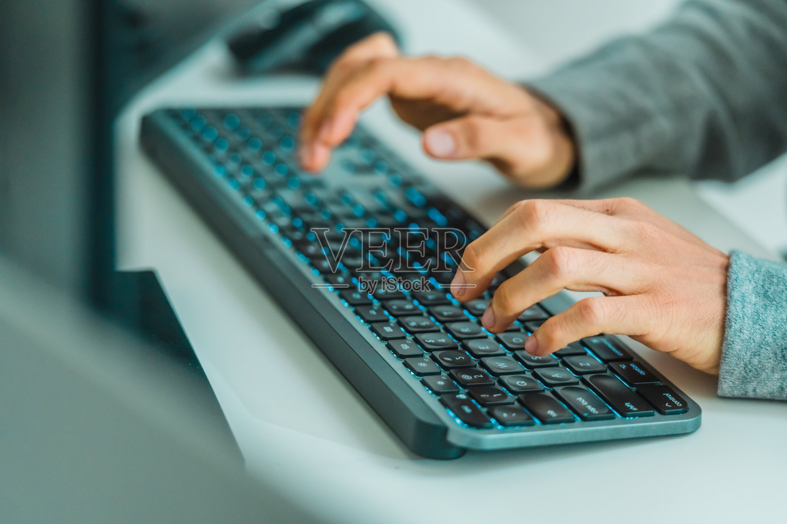 近景开发人员在现代办公室的桌子上用键盘手工编码照片摄影图片