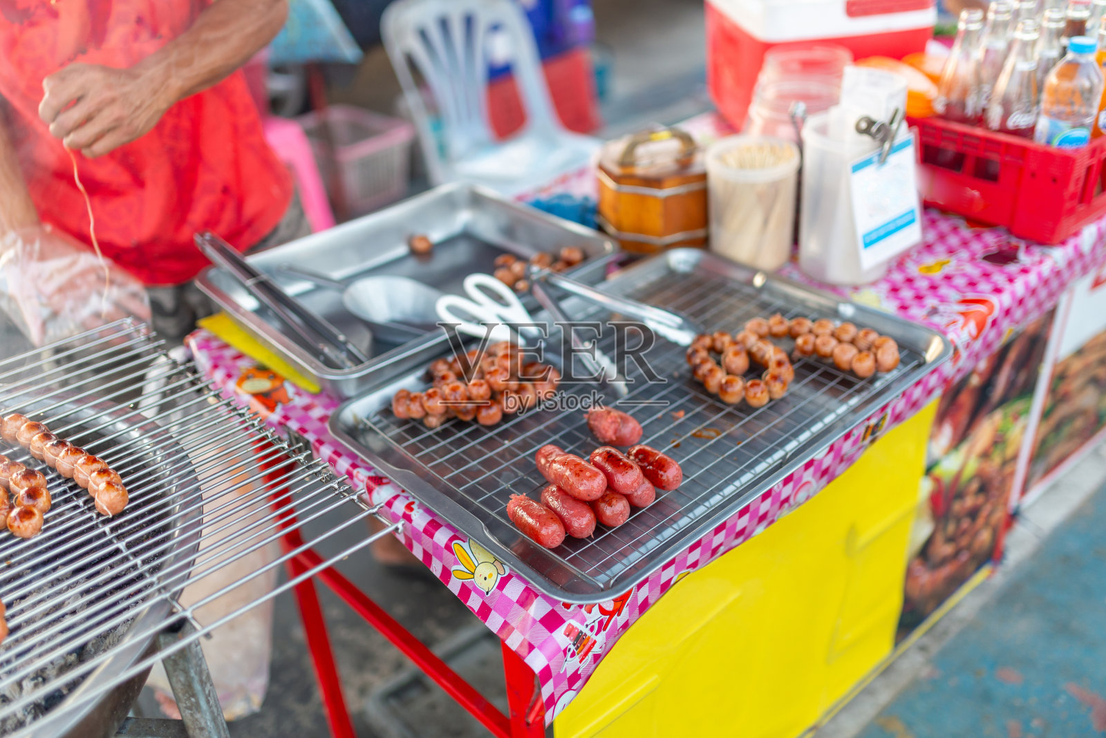 亚洲泰国街头的烤香肠照片摄影图片