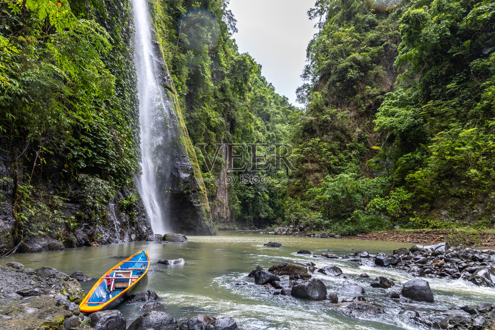 Pagsanjan瀑布，也被称为Cavinti瀑布，是菲律宾最著名的瀑布之一。照片摄影图片