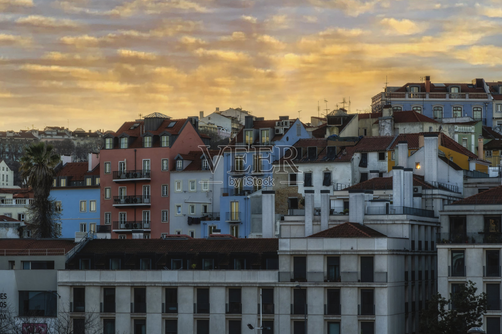 日落时分的葡萄牙里斯本城市风光。照片摄影图片