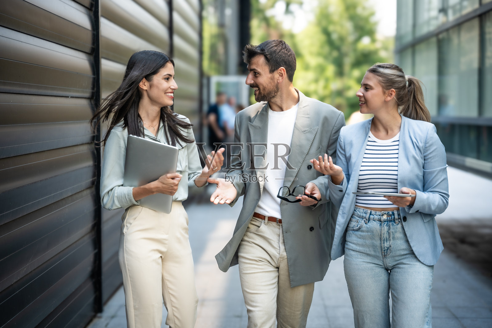 年轻的商人团体商人女在会议之间从办公楼走到办公楼，他们训练员工在公司和演讲中更好、更成功的工作照片摄影图片