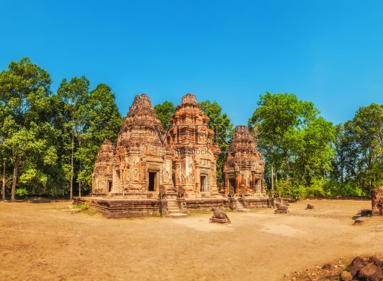 位于柬埔寨吴哥窟附近的洛丽寺，是Roulos建筑群的一部分照片摄影图片