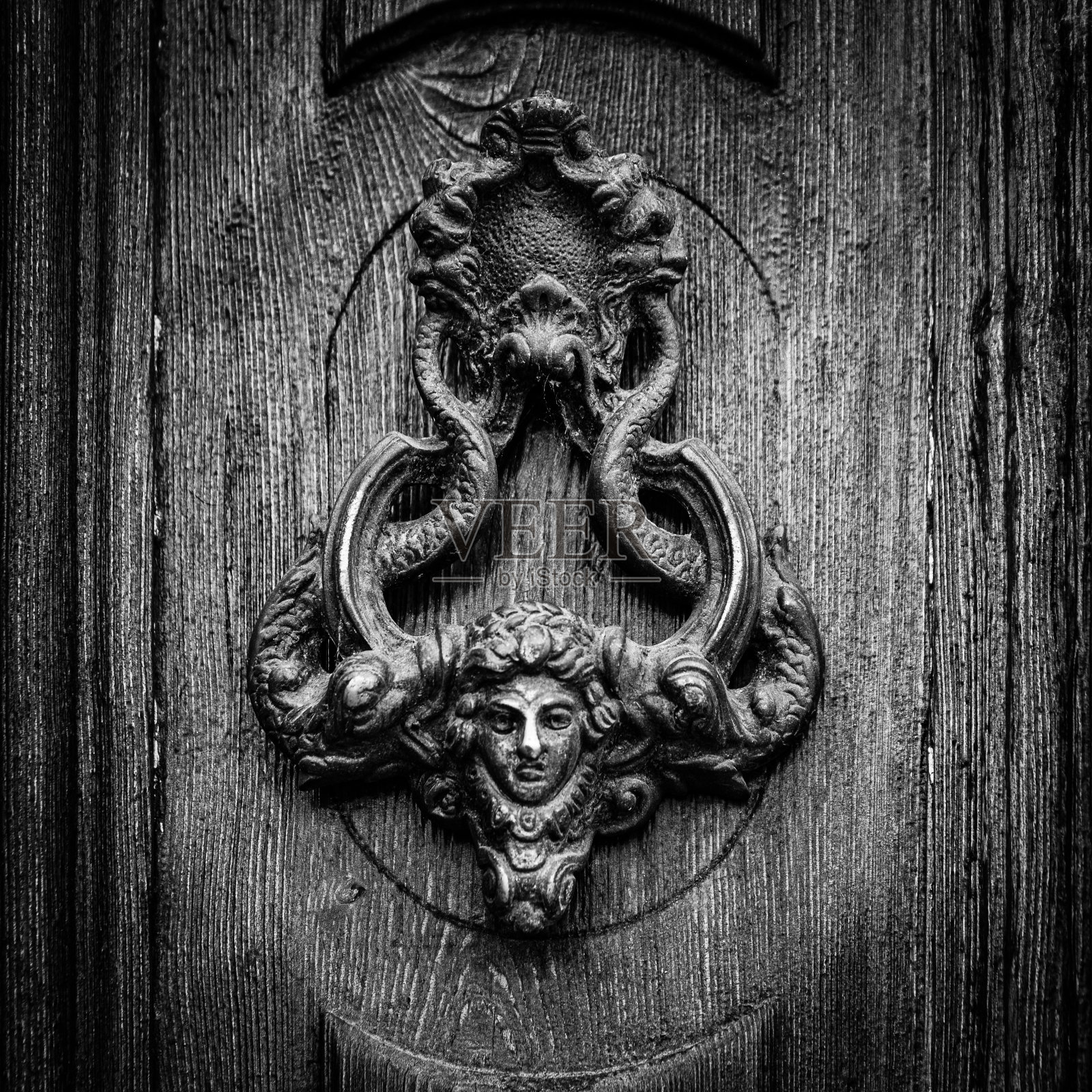 木门上的旧金属门环照片摄影图片