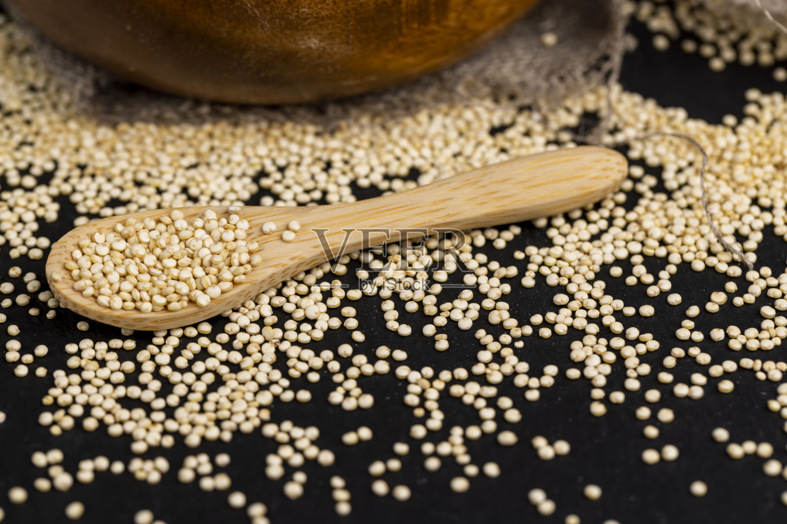 煮粥时加入大量藜麦照片摄影图片