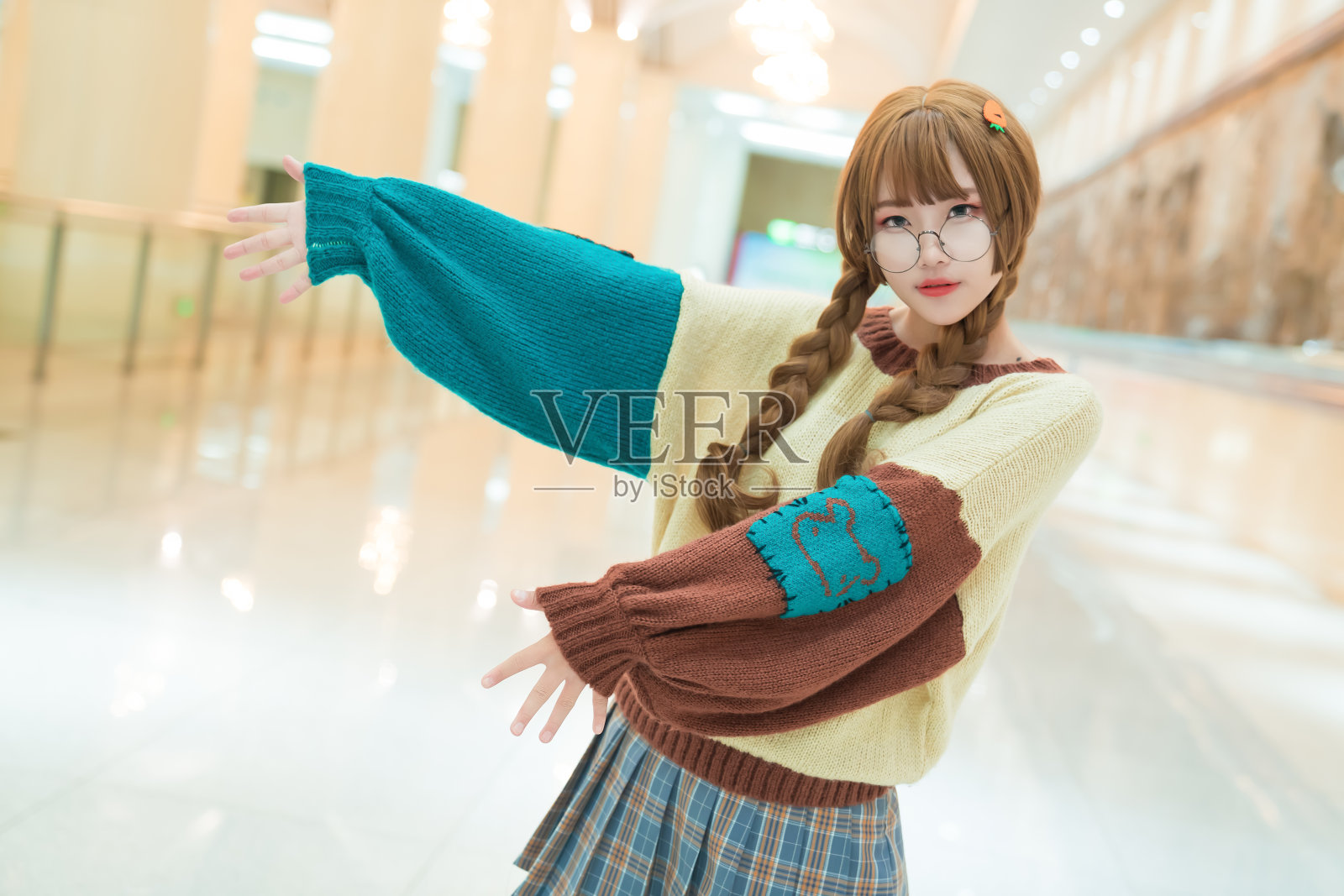 一个穿着毛衣的小女孩在室内走廊里微笑照片摄影图片